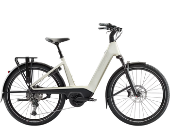 Rower elektryczny miejski Trek Charter+ 5 R10 800 Wh o niskim przekroku